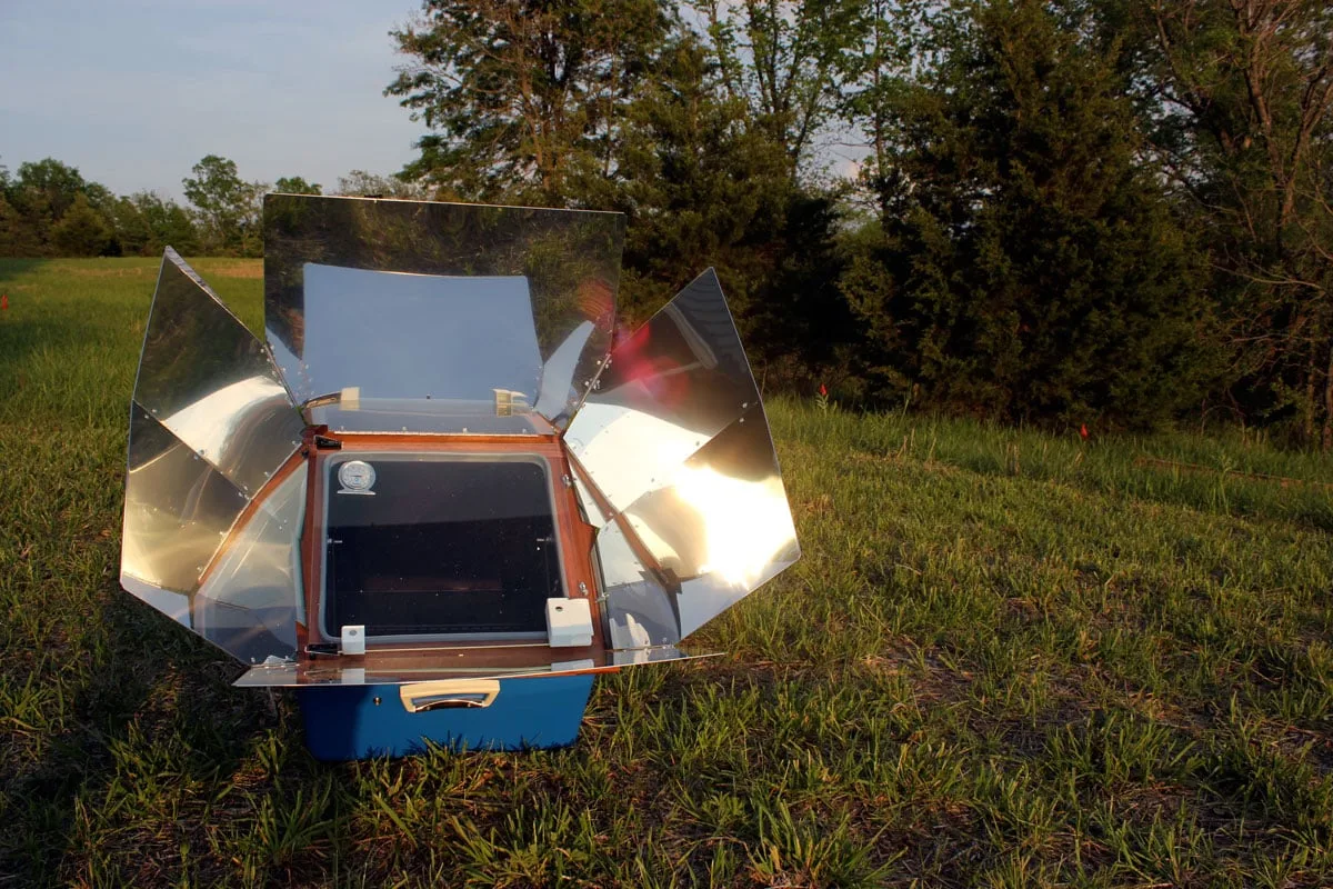 Baking in a solar oven is one easy way to cook outdoors | Rootsy.org